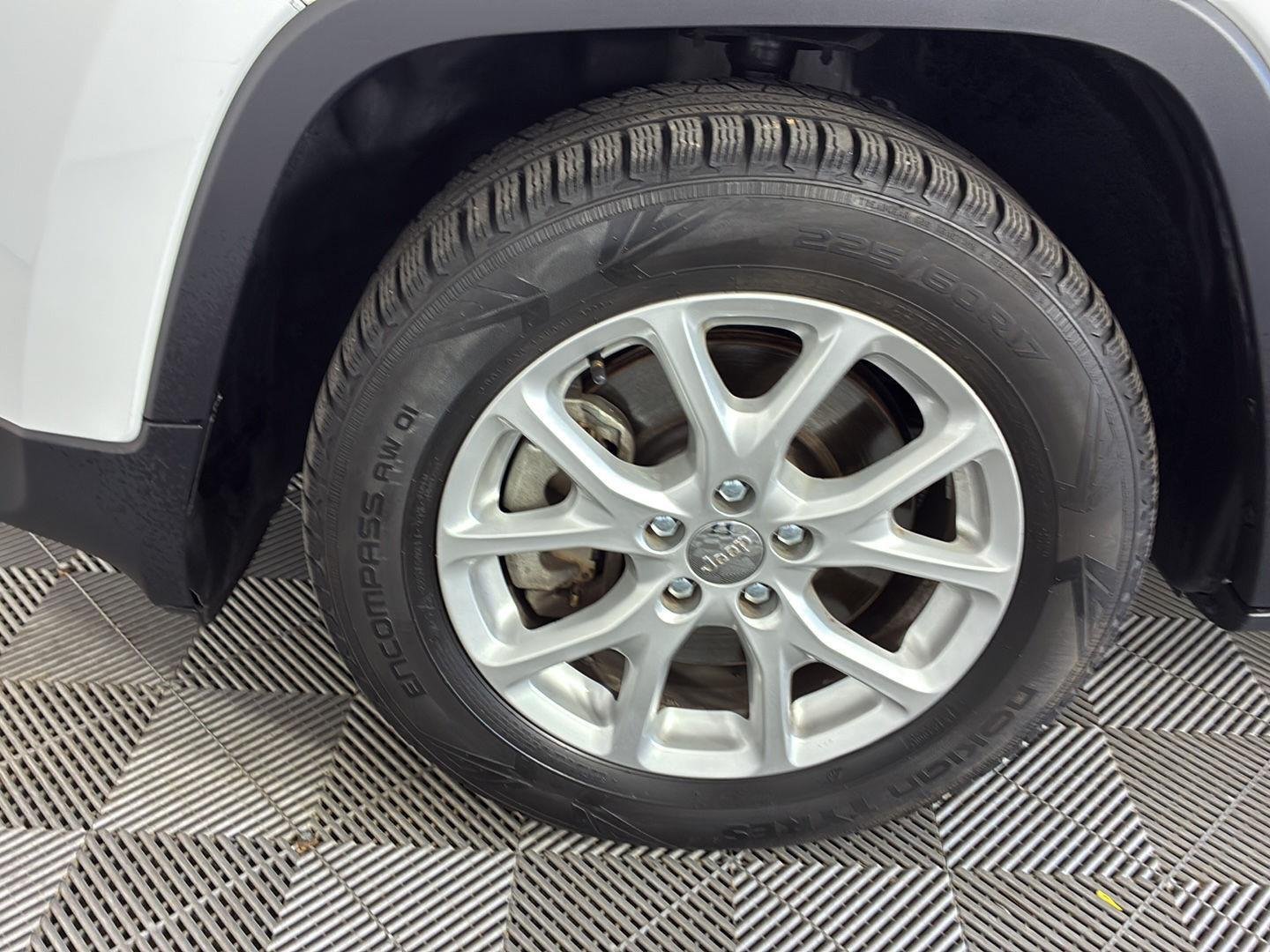 Used 2015 Bright White Clearcoat Jeep Latitude image 14