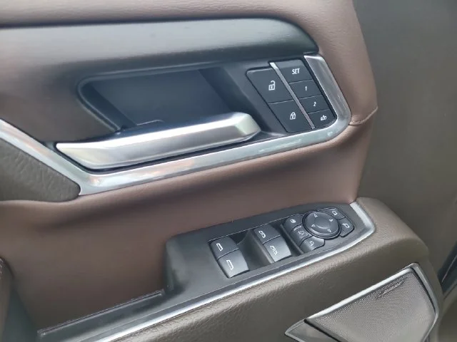 Used 2025 Silver GMC Denali image 17