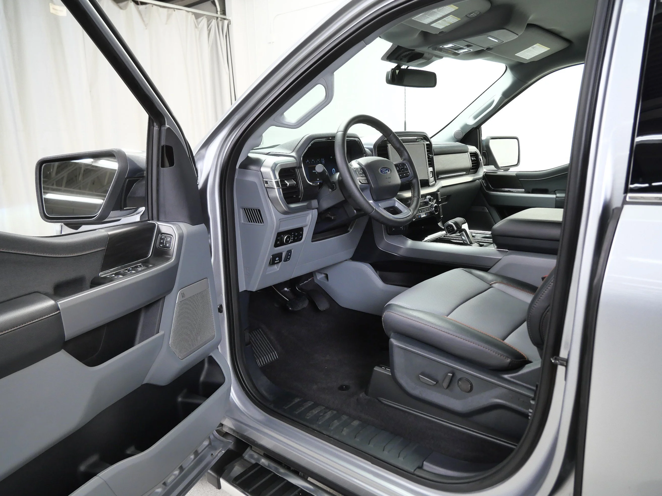 Used 2025 Iconic Silver Metallic Ford LARIAT 4WD SuperCrew 5.5