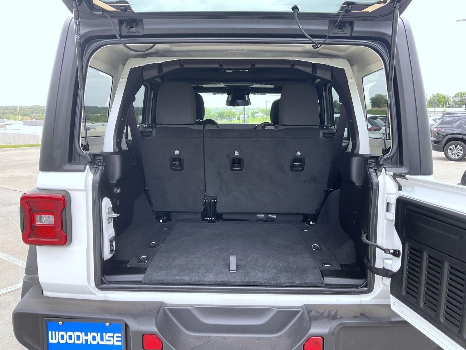 Used 2025 White/off-white Jeep Rubicon image 9
