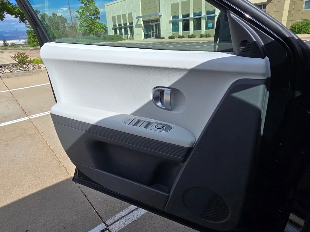 Used 2023 Abyss Black Hyundai SE image 18