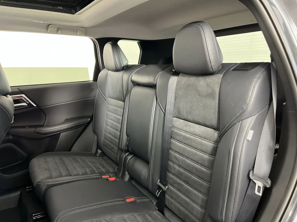 2025 Mitsubishi Outlander Plug-in Hybrid SE - Photo 24