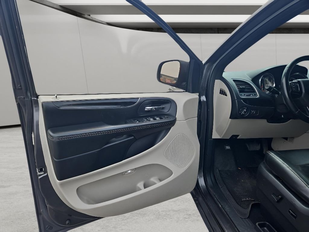 Used 2017 Granite Pearlcoat Dodge SXT image 17