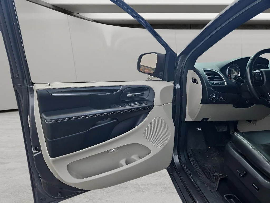 Used 2017 Granite Pearlcoat Dodge SXT image 17