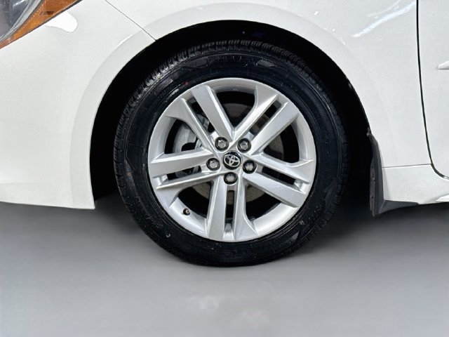Used 2022 White Toyota SE image 34