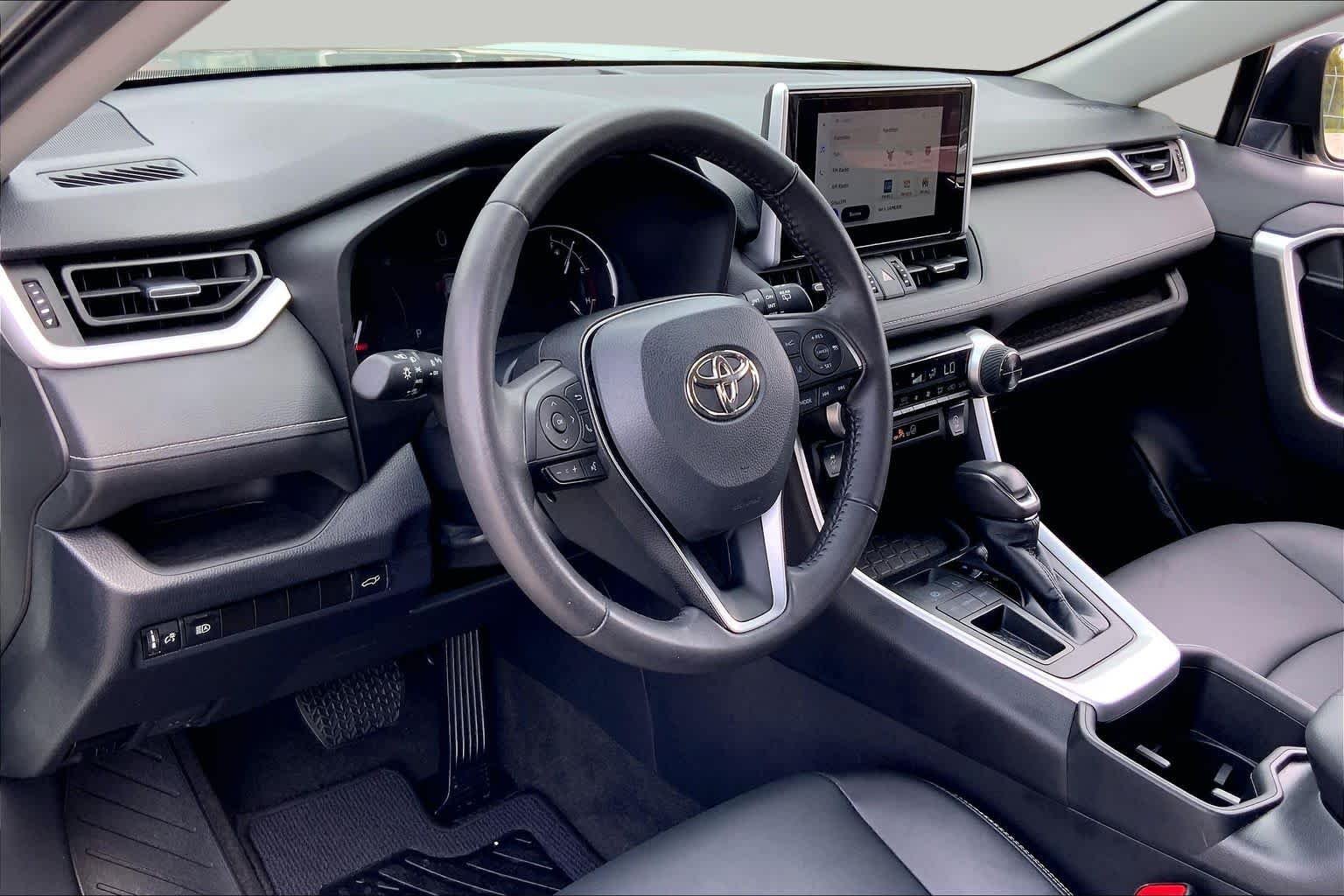 Used 2023 Lunar Rock Toyota XLE Premium image 17