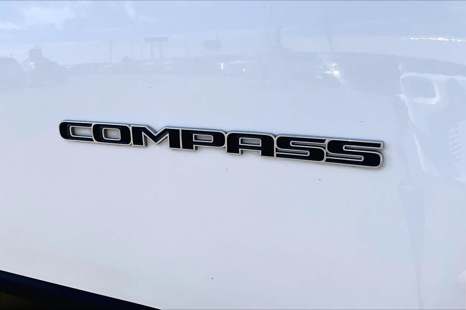 Used 2024 Bright White Clearcoat Jeep Latitude image 10