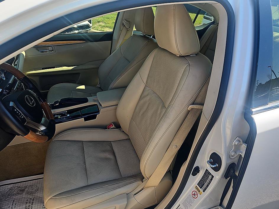 Used 2015 Starfire Pearl Lexus Hybrid image 15