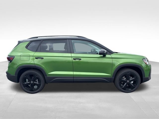New 2026 Bright Moss Green/Blk Rf Volkswagen SE Black image 8