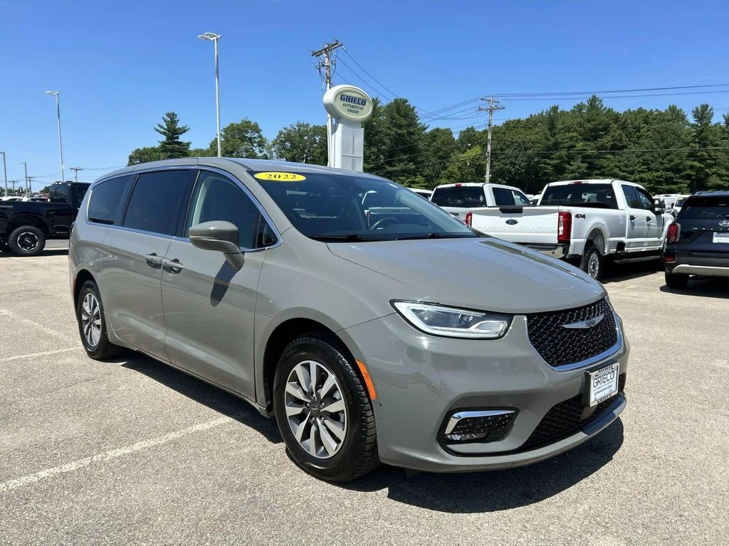 Used 2022 White Chrysler Touring L image 1