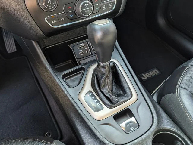 Used 2016 Gray Jeep Limited image 27