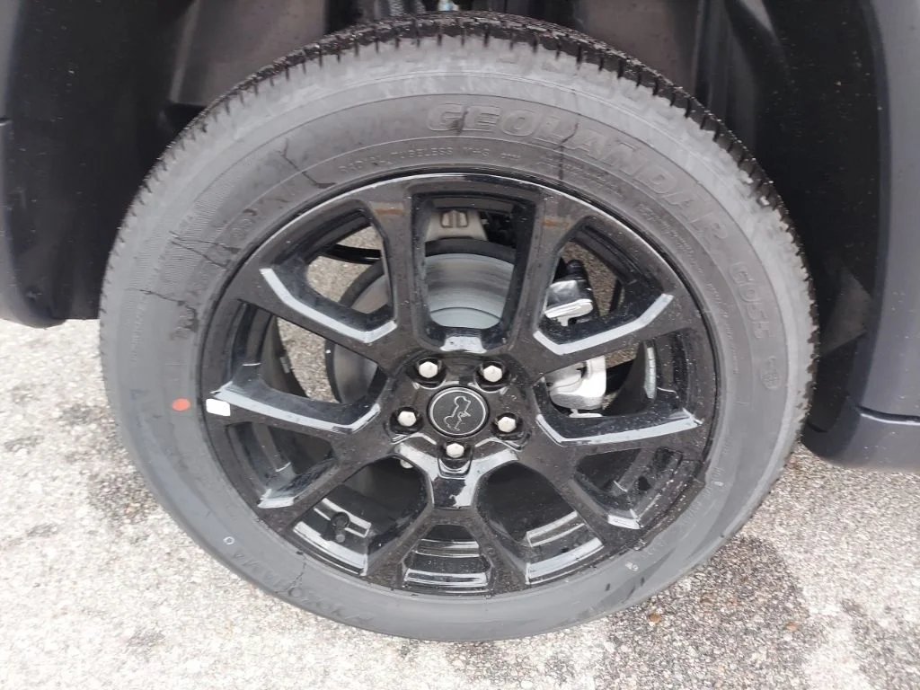 New 2026 Diamond Black Crystal Pearlcoat Jeep Latitude image 9