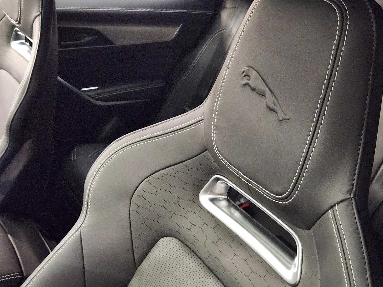 New 2026 Ostuni Pearl White Premium Metallic Jaguar R-Dynamic S image 22