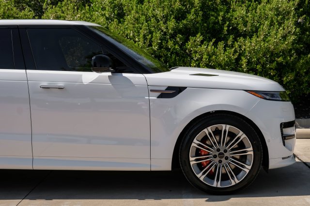 New 2027 Fuji White Land Rover Dynamic SE image 10