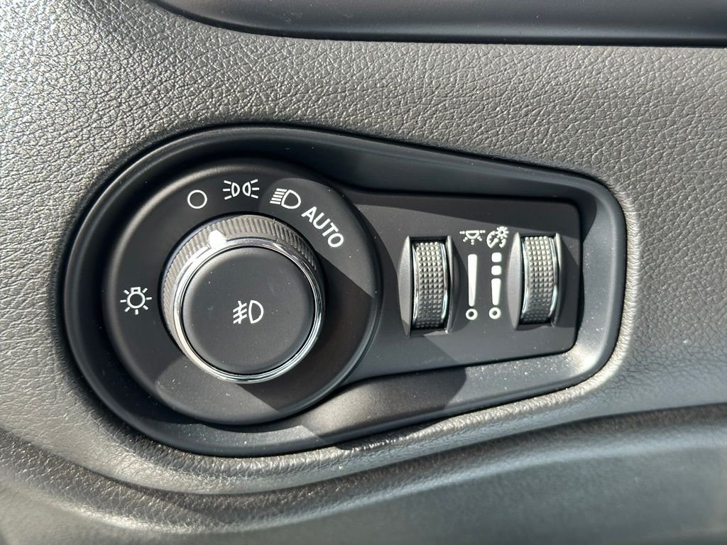 Used 2023 White Jeep Latitude image 10