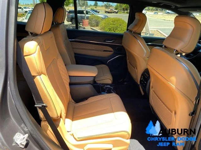 Used 2025 Gray Jeep Summit image 17