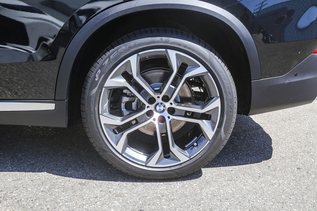 New 2026 Black Sapphire Metallic BMW xDrive40i image 8