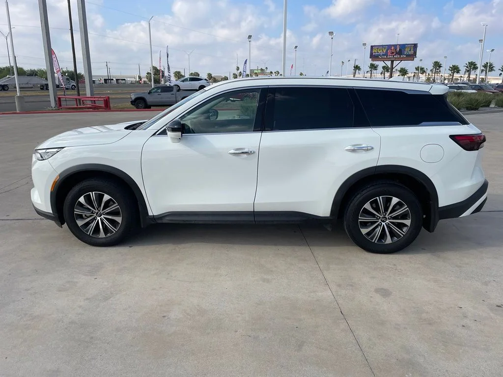 Used 2025 White INFINITI PURE image 4