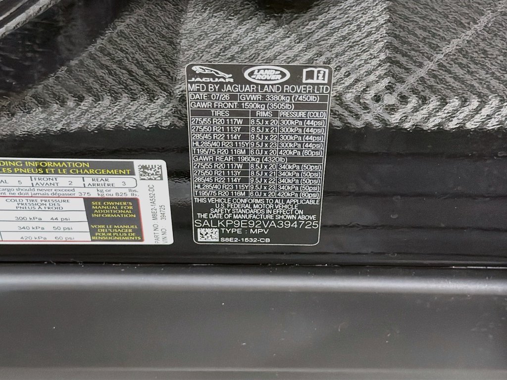 New 2027 Santorini Black Land Rover SE image 34