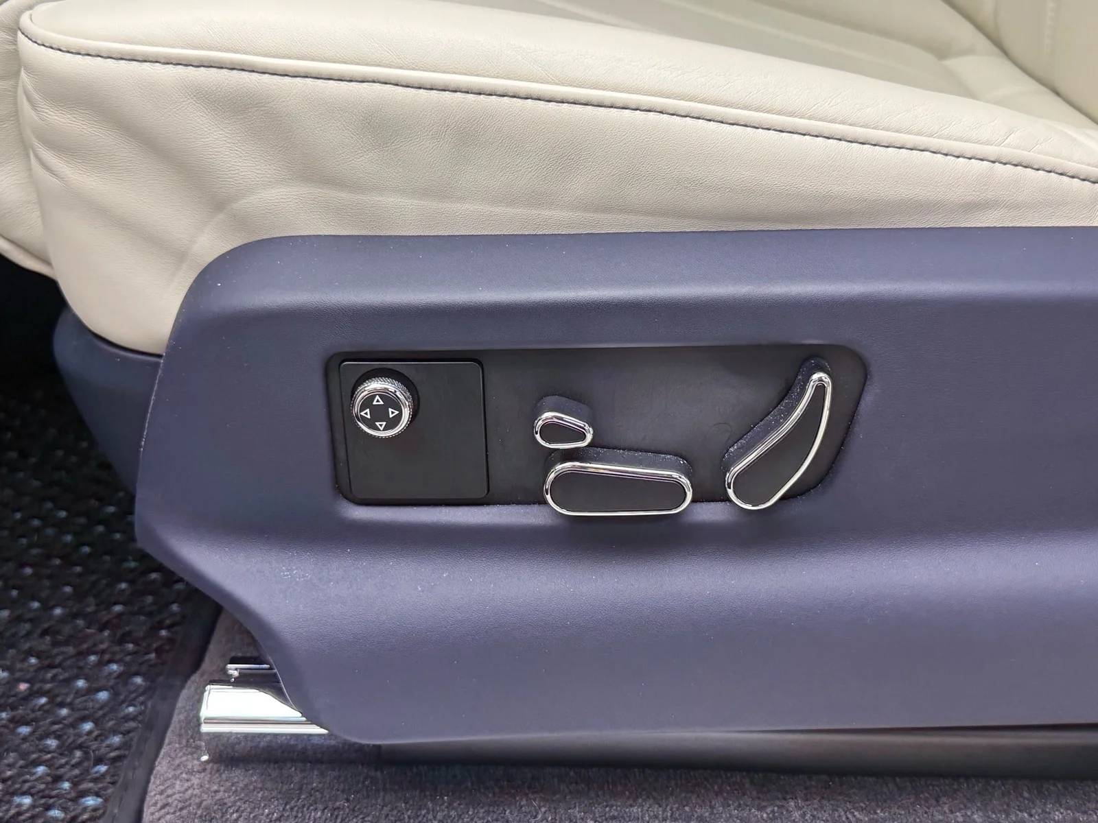 Used 2019 Dk. Blue Bentley V8 image 22