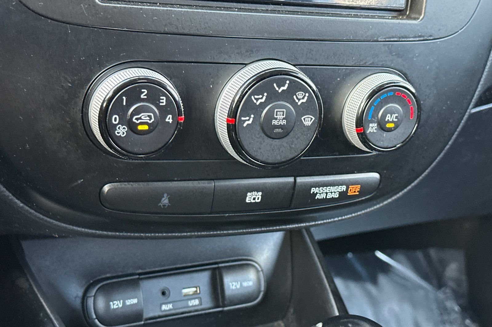 Used 2015 White Kia Base image 21