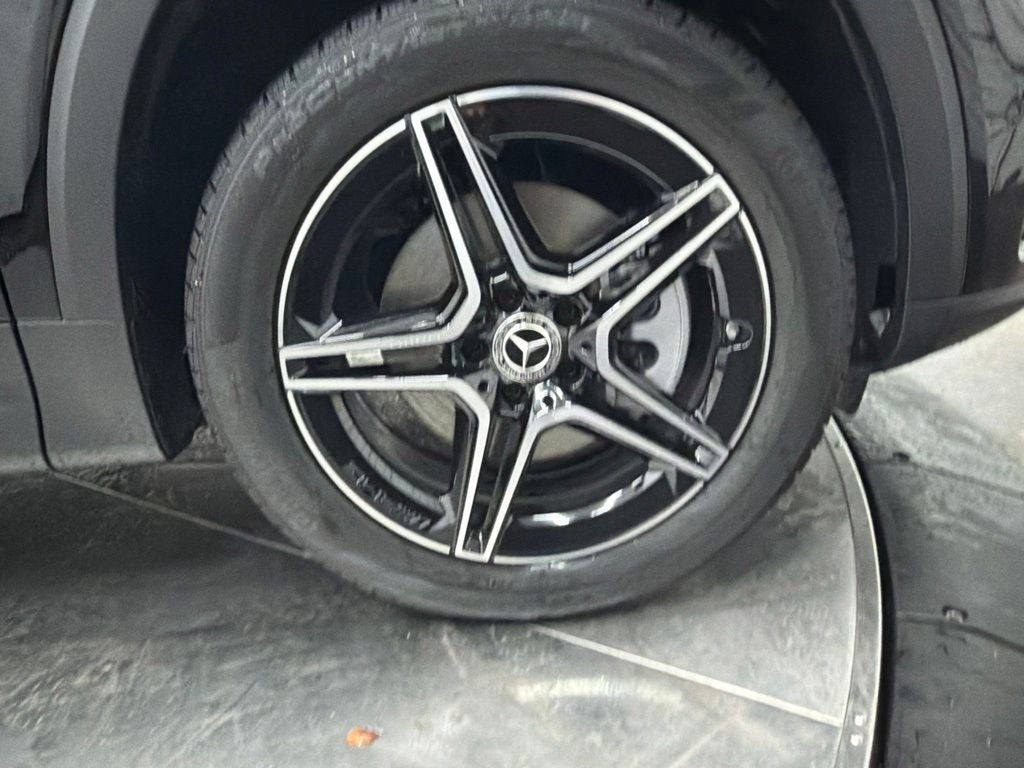 New 2026 Night Black Mercedes-Benz GLB 250 image 9