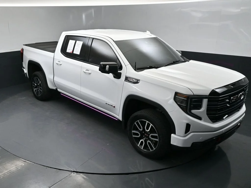 Used 2025 White GMC AT4 image 33