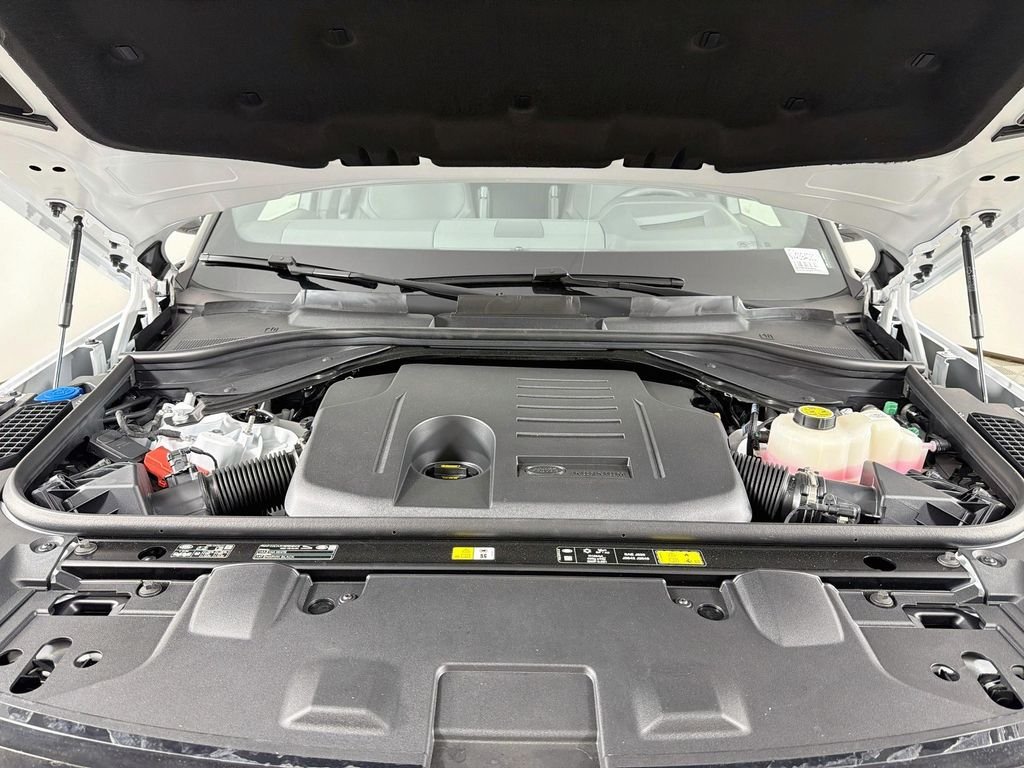 New 2027 Fuji White Land Rover SE image 32