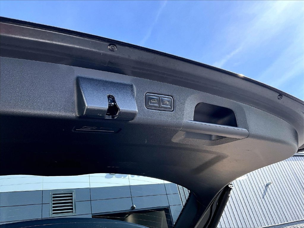 Used 2025 Black Kia S image 26