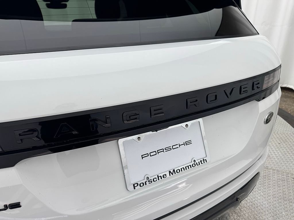 Used 2023 Fuji White Land Rover R-Dynamic SE image 11