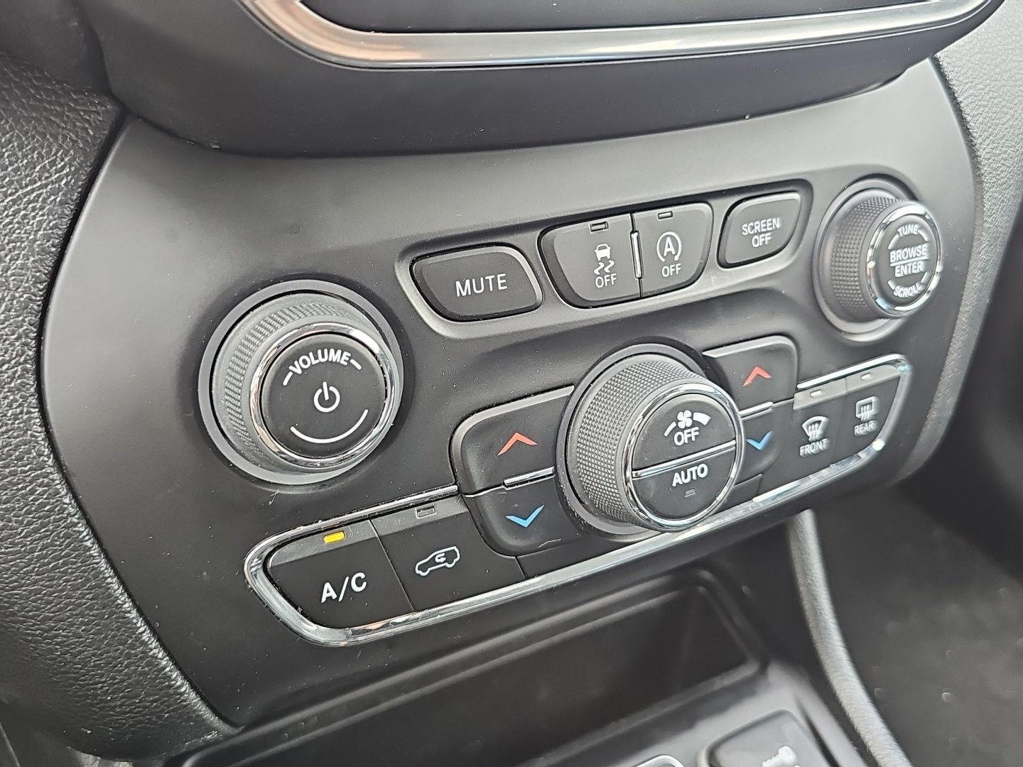 Used 2023 Diamond Black Crystal Pearlcoat Jeep Altitude Lux image 15