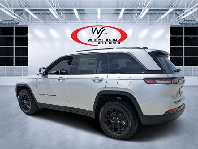 New 2026 Silver Zynith Exterior Paint Jeep Altitude image 5