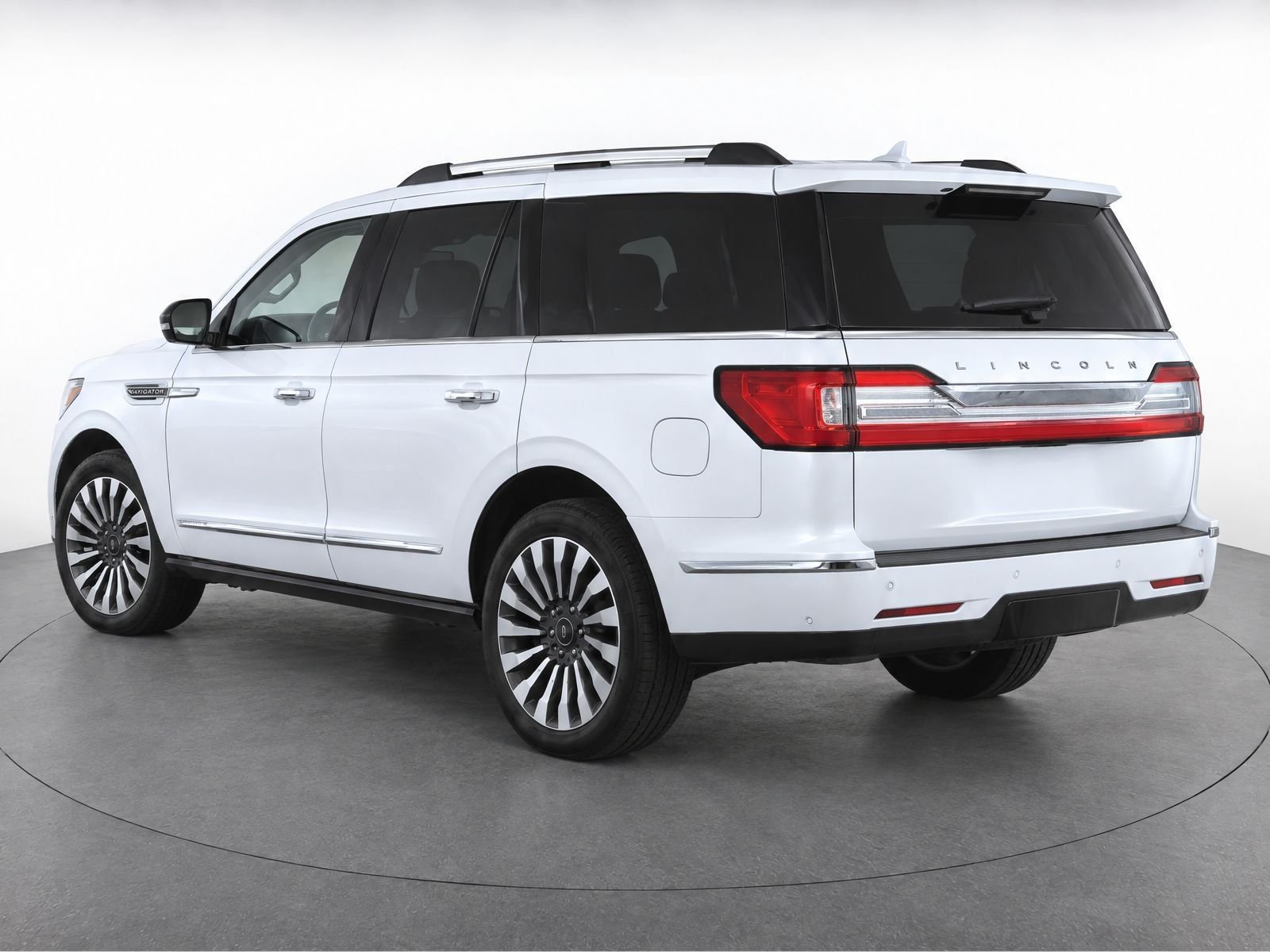 Used 2018 White Platinum Metallic Tri-Coat Lincoln Reserve image 4