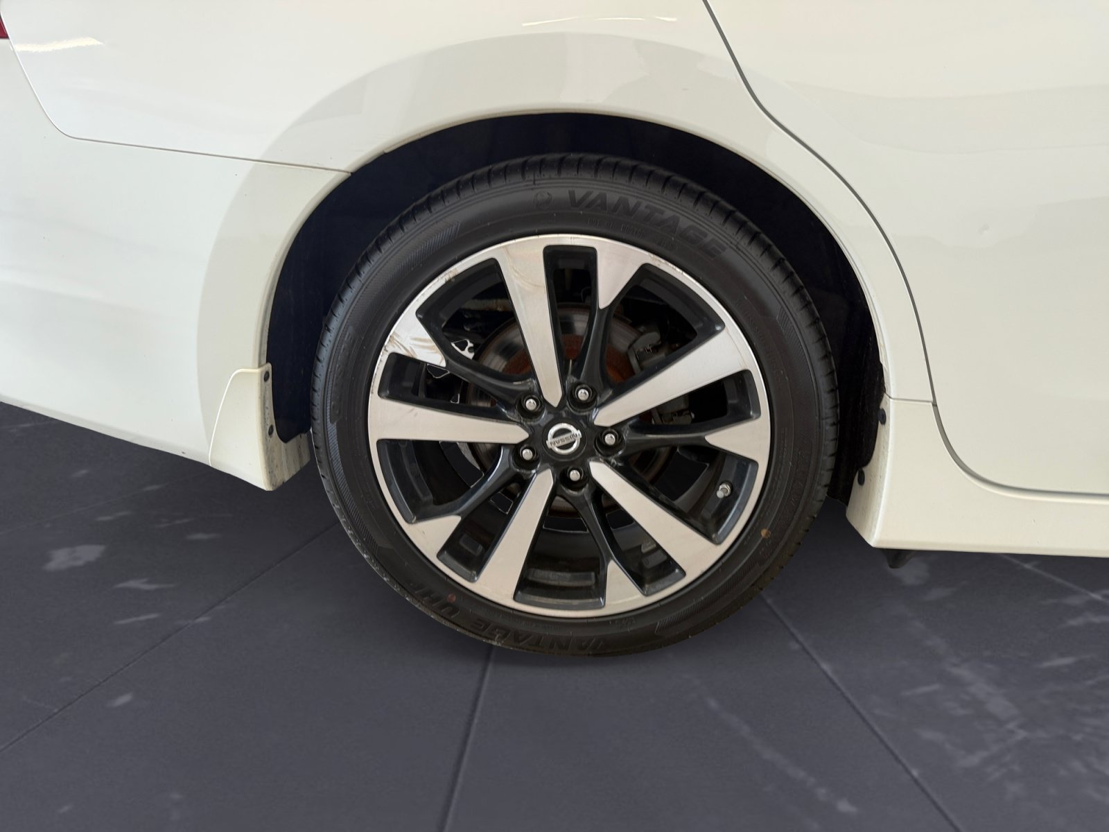 Used 2018 Pearl White Nissan 2.5 SR image 42