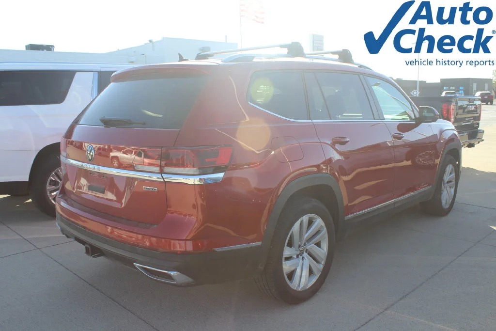 Used 2021 Blue Volkswagen SEL image 2