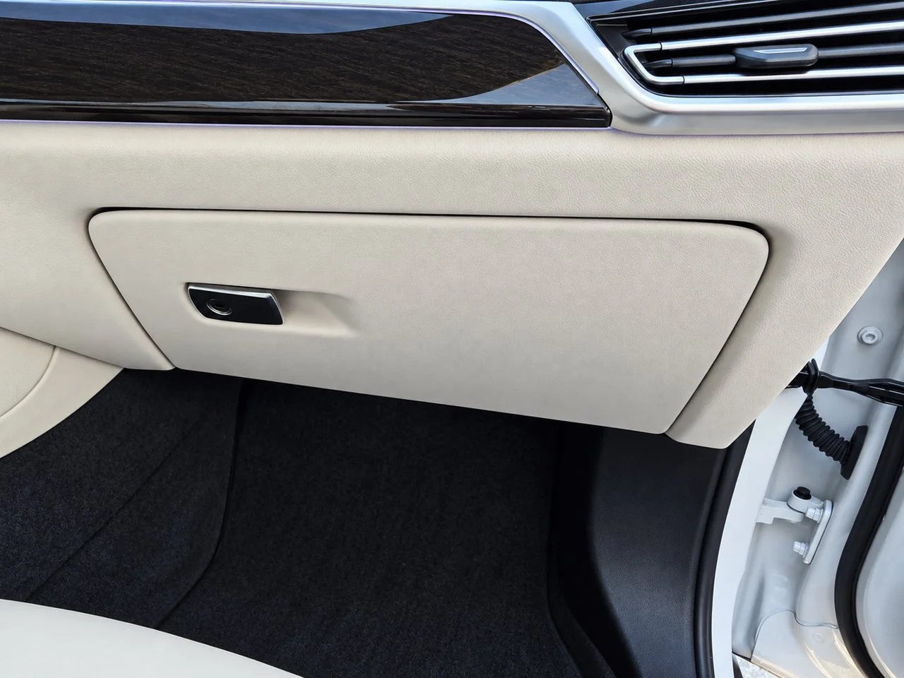 Used 2022 Mineral White Metallic BMW xDrive40i image 36