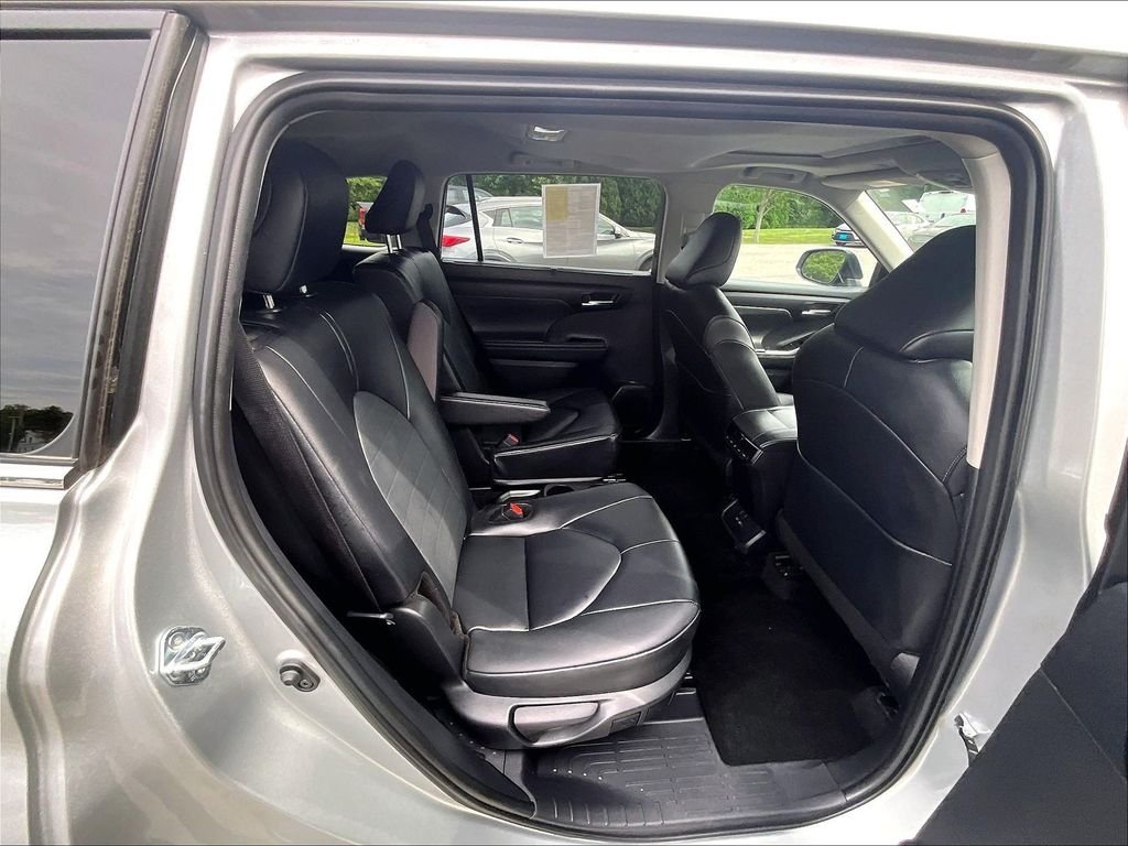 Used 2025 Silver Toyota XLE image 16