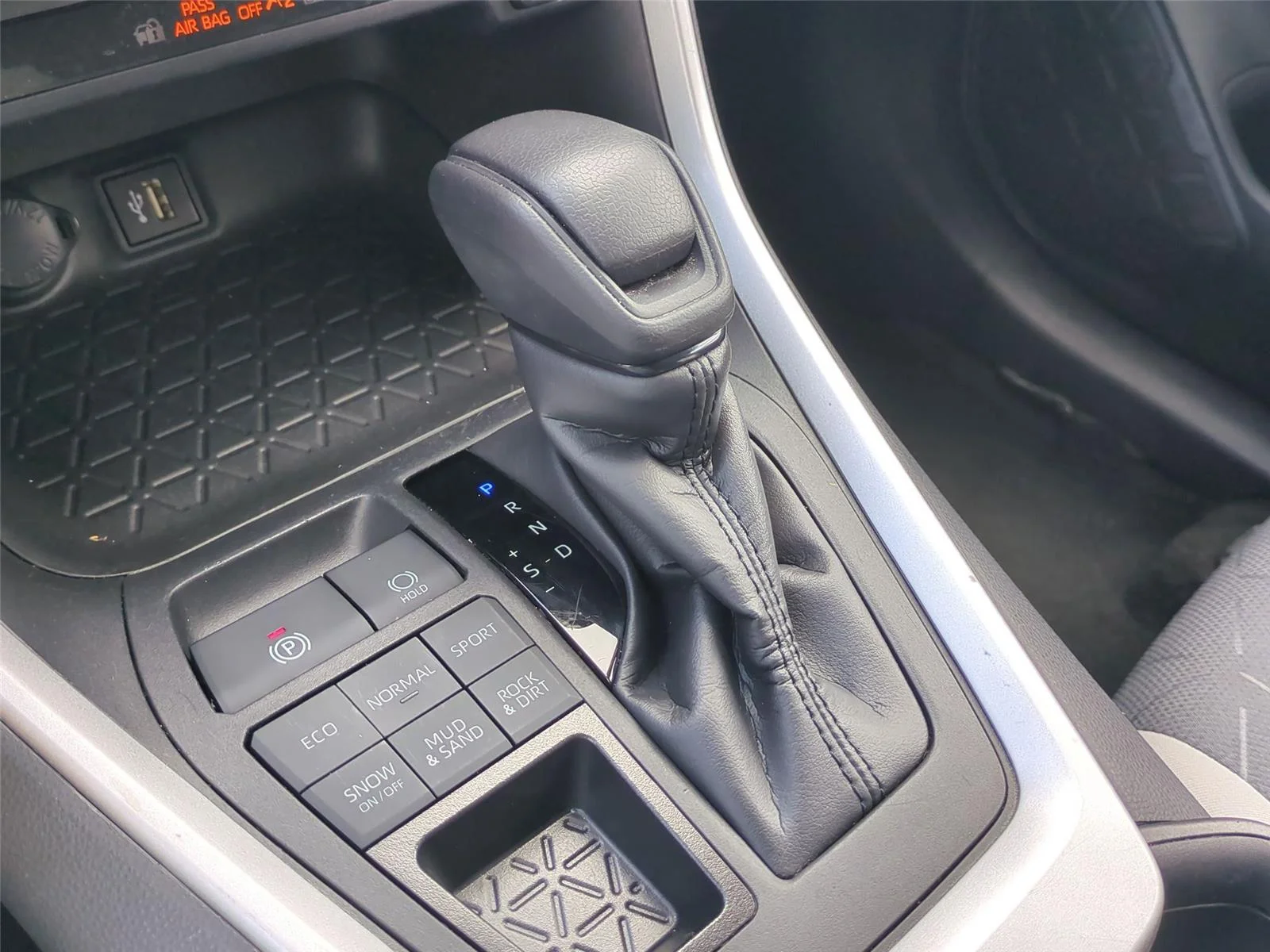 2024 Toyota RAV4 XLE - Photo 40