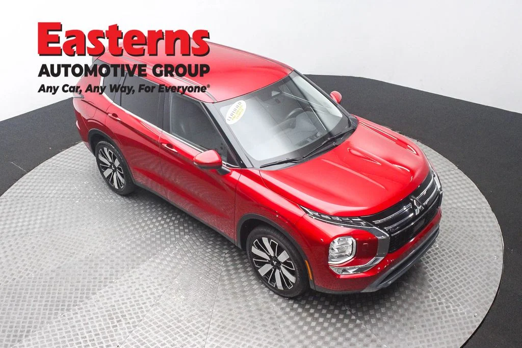Used 2025 Red Mitsubishi SE image 3