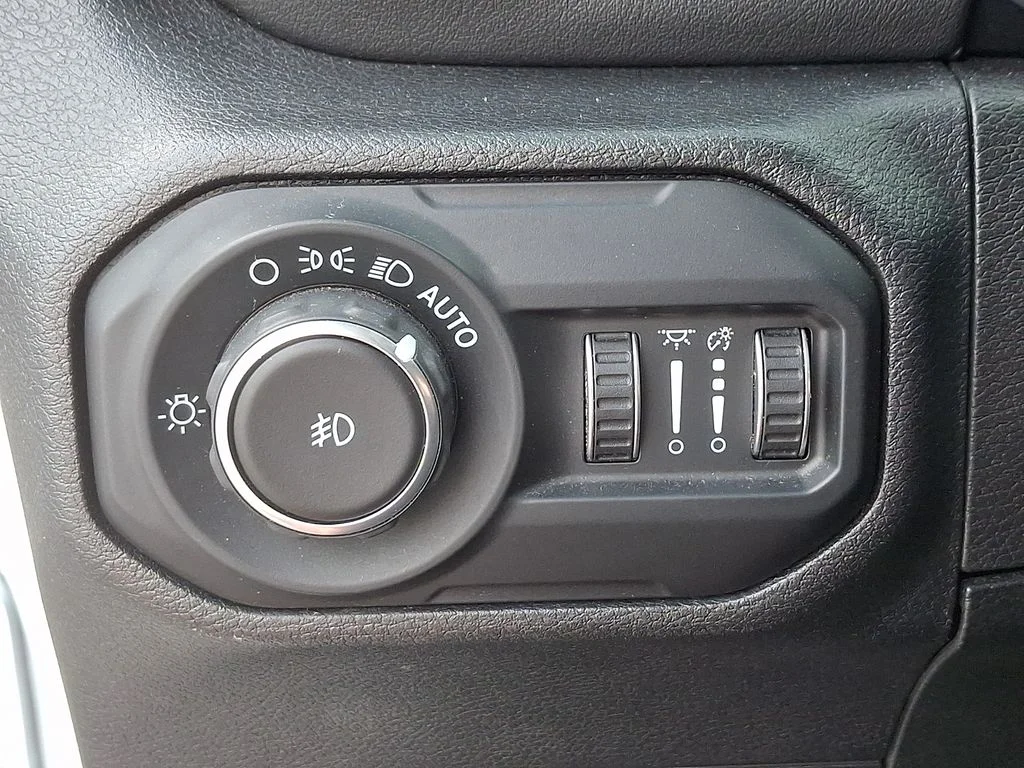 Used 2020 White Jeep Unlimited Sahara image 22