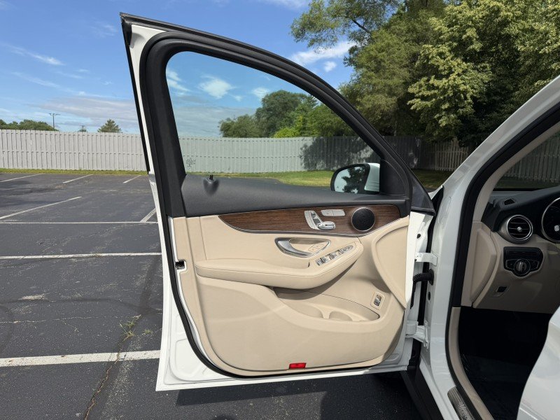 Certified Used 2022  Mercedes-Benz GLC 300 image 19
