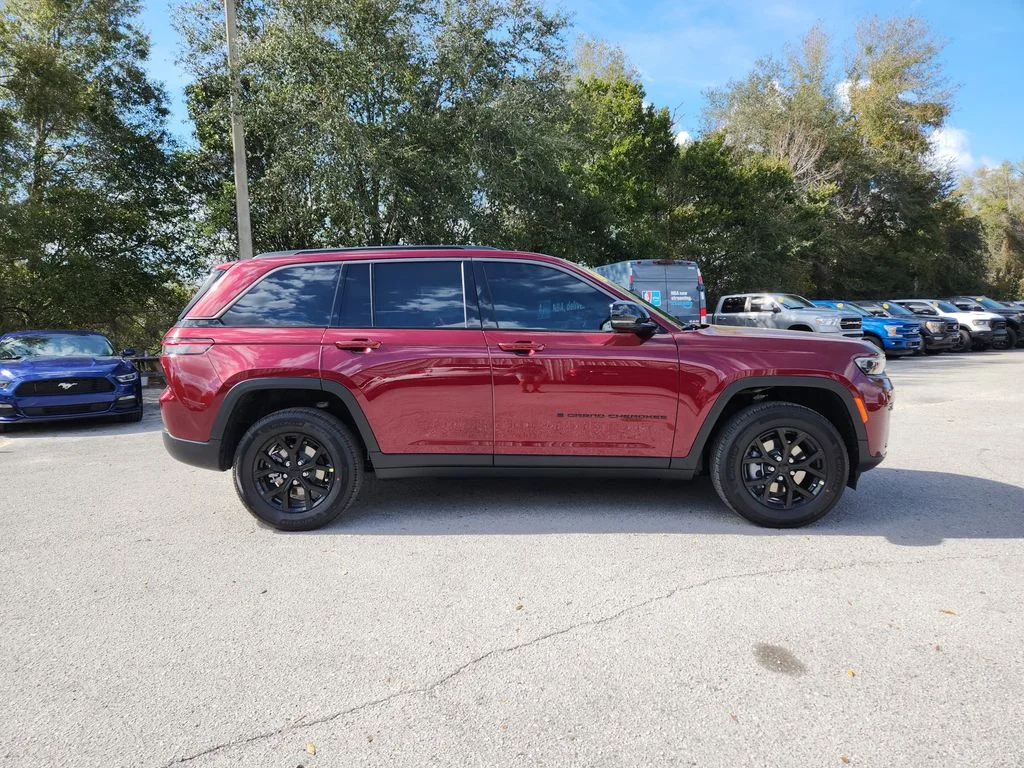 New 2026 Velvet Red Pearl-Coat Exterior Paint Jeep Altitude image 3
