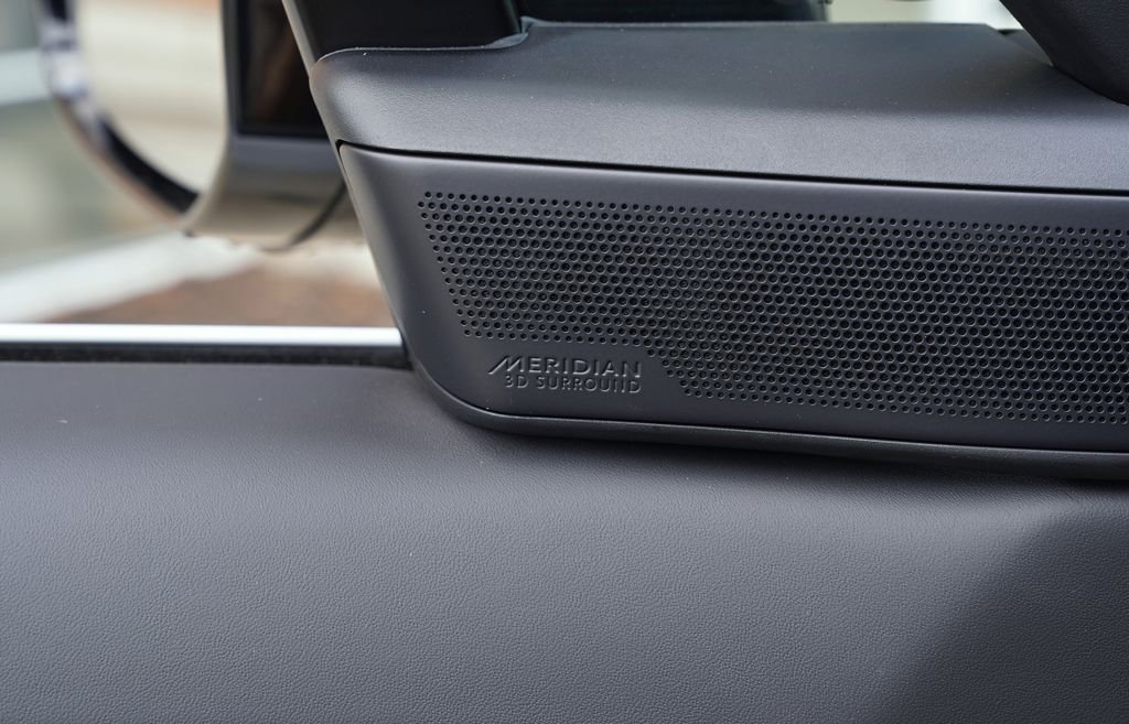 New 2026 Fuji White Land Rover Dynamic SE image 11