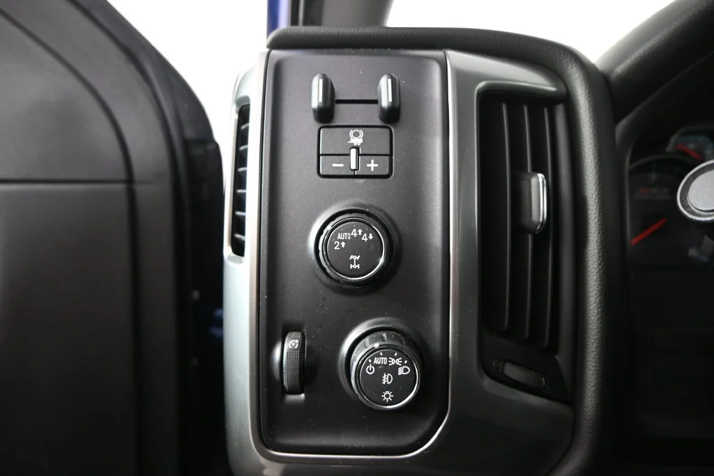 Used 2017 DEEP OCEAN BLUE METALLIC Chevrolet LT image 23