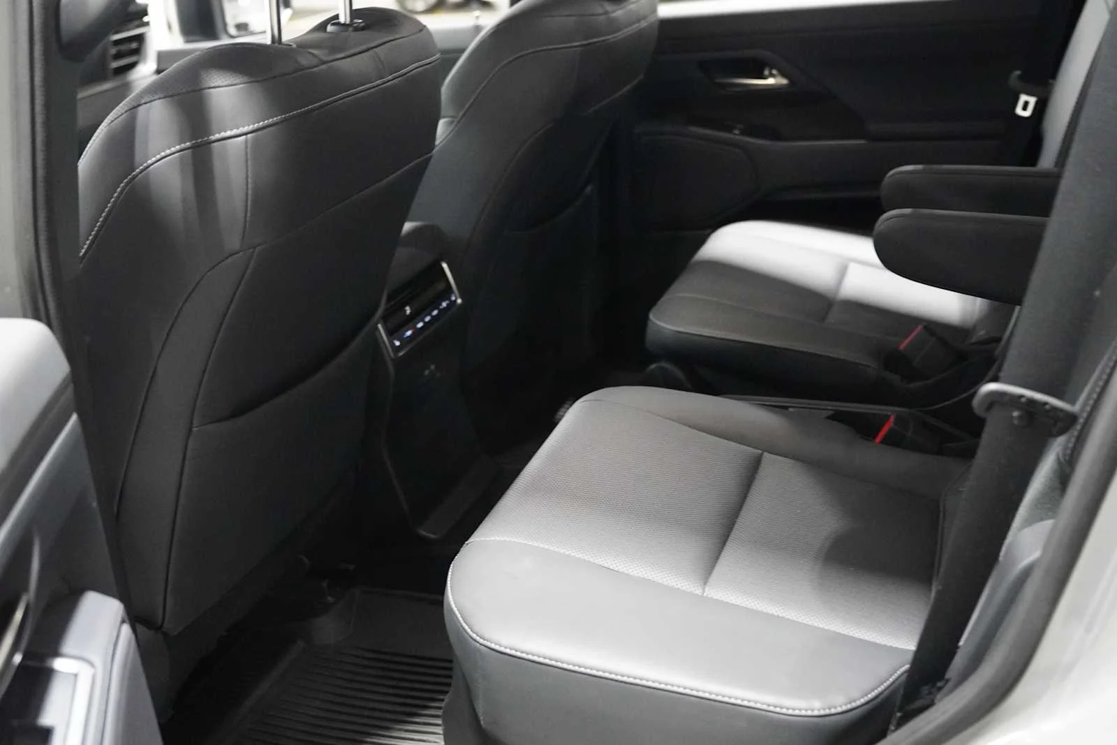 Used 2024 Incognito Lexus Premium+ image 22