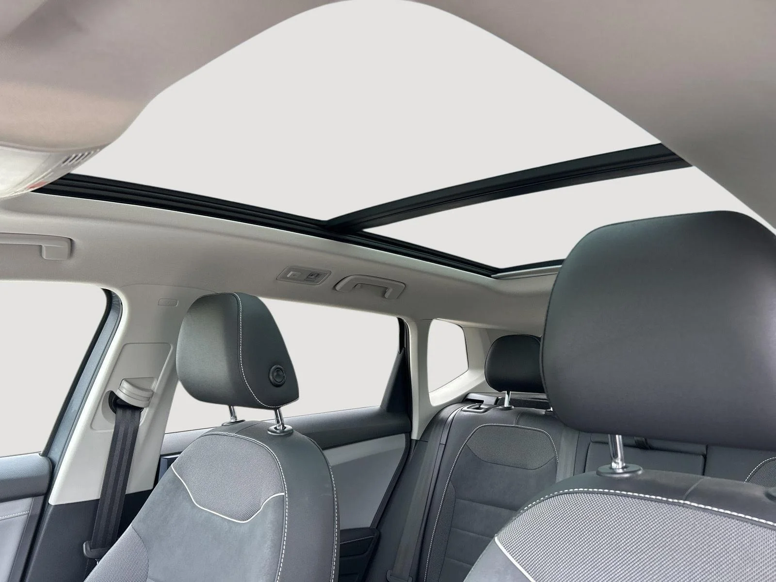 Certified Used 2024 GRAY Volkswagen SE image 5