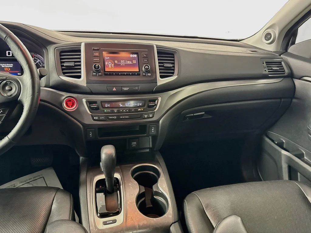 Used 2017 Modern Steel Metallic Honda RTL image 27
