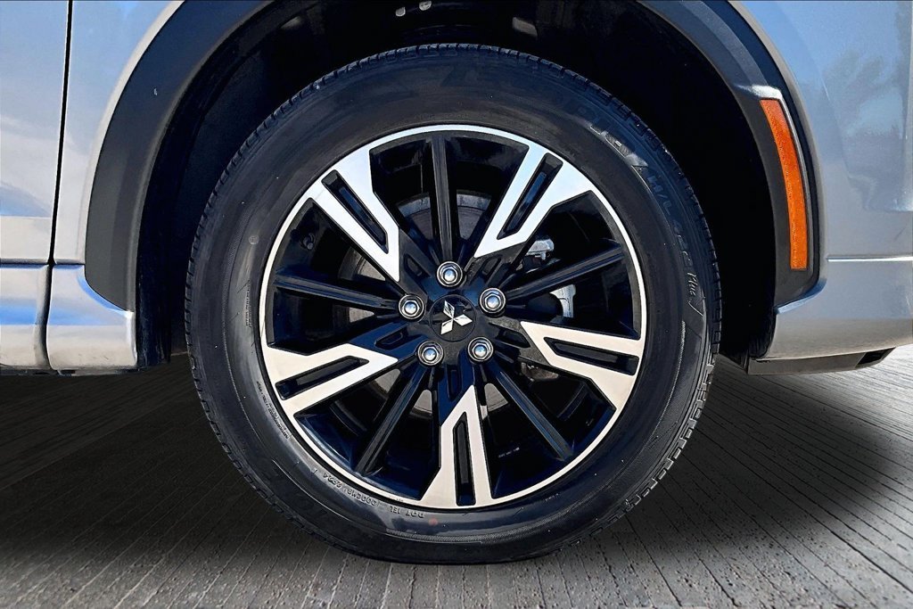 Used 2025 Gray Mitsubishi  image 12