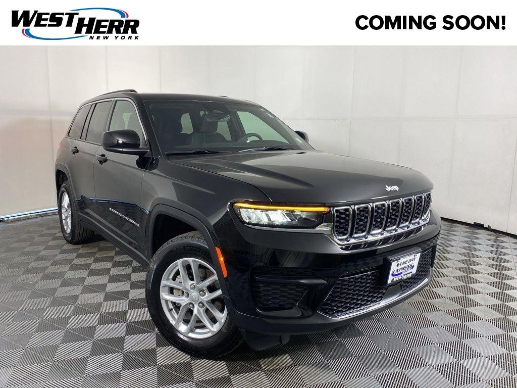 Used 2025 Diamond Black Crystal Pearlcoa Jeep Laredo X image 1