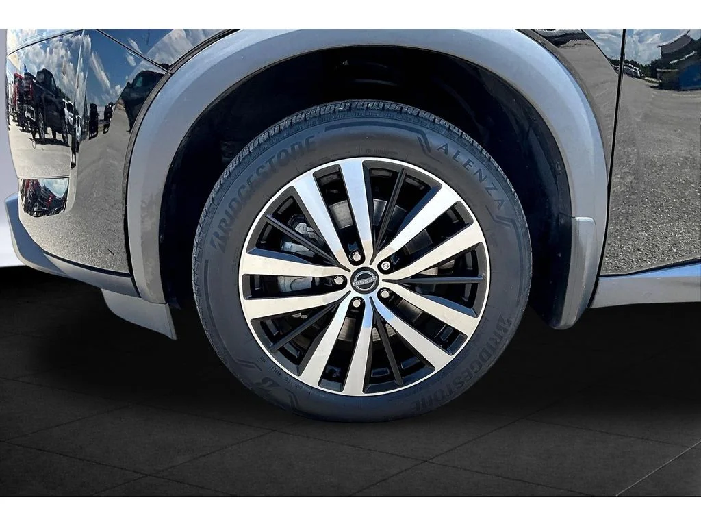 Used 2023  Nissan Platinum image 7